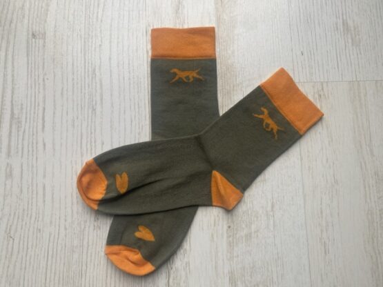 Unikate Hands4paws e.V. - Vizsla-Socken oliv/Orange Größe 38-40